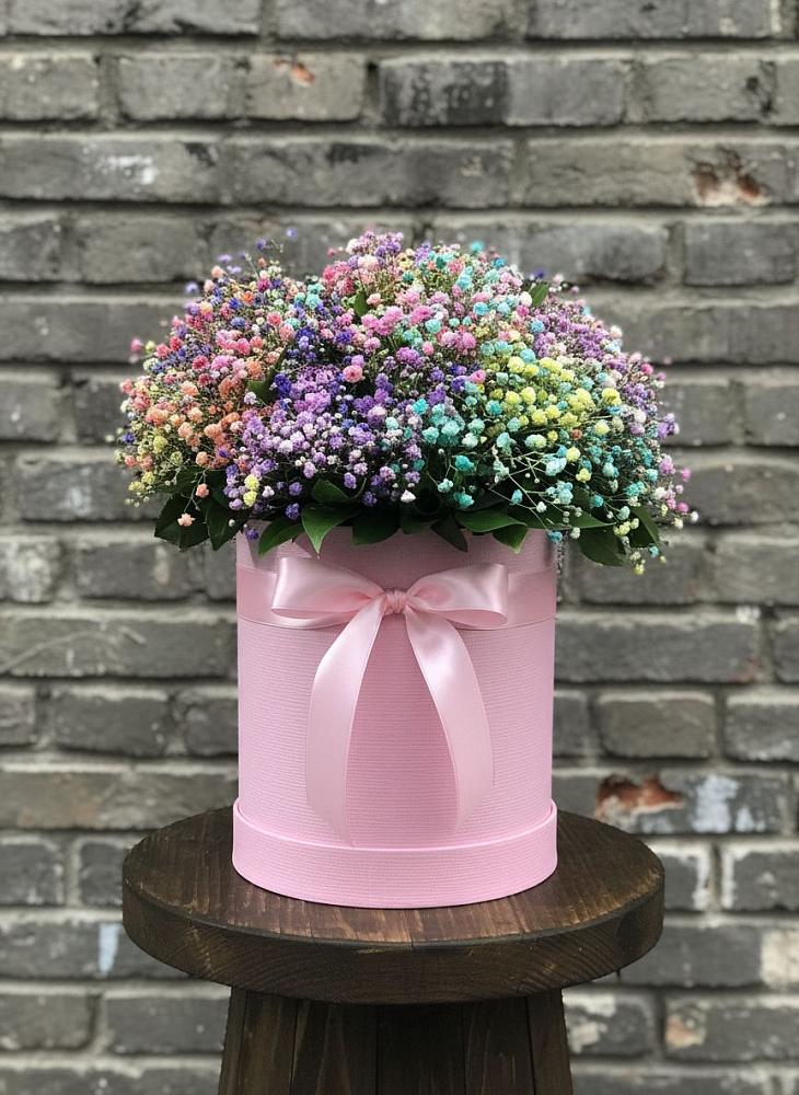 Цветочная композиция из Гипсофила и Розы в шляпной коробке в Бограде