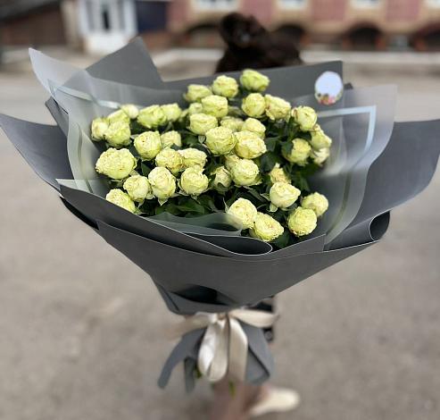Букет Белые кустовые розы Солинеро в Бограде