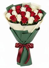 Букет Микс из красных и белых роз в Бограде