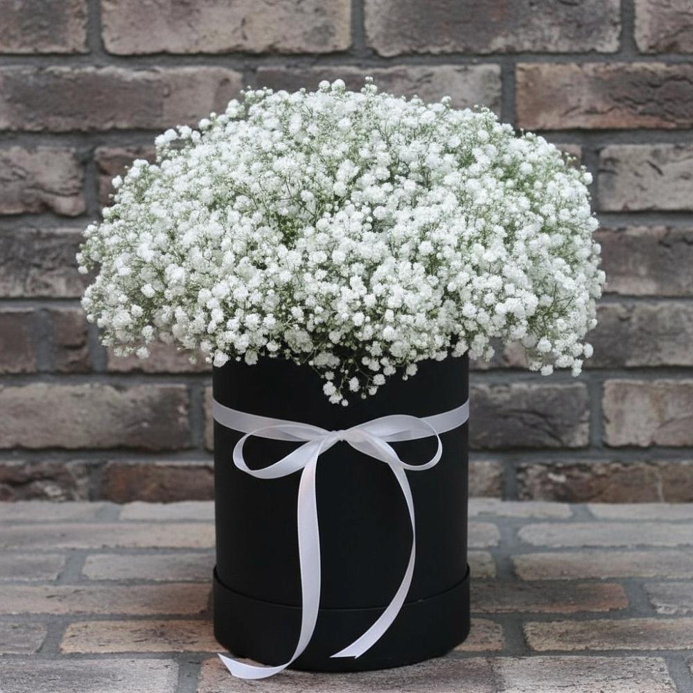 Цветочная композиция из Гипсофила в шляпной коробке в Бограде