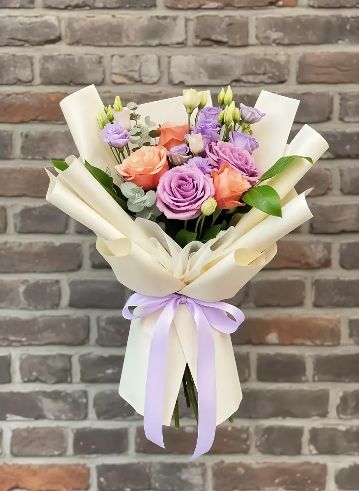 Букет цветов из: Лизиантусы и Розы в Бограде