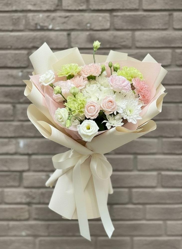 Букет цветов из: Гвоздики, Розы, Лизиантусы и Хризантемы в Бограде