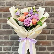 Букет цветов из:  Лизиантусы и Розы в Бограде