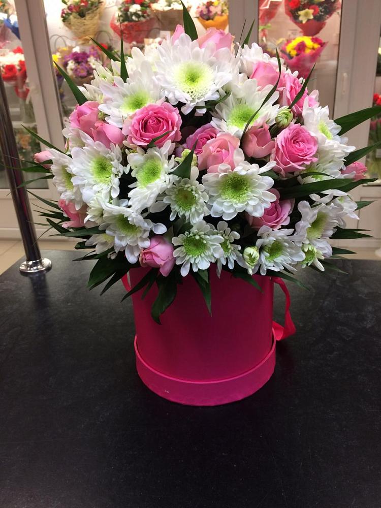 Цветочная композиция из Розы и Хризантемы в шляпной коробке в Бограде