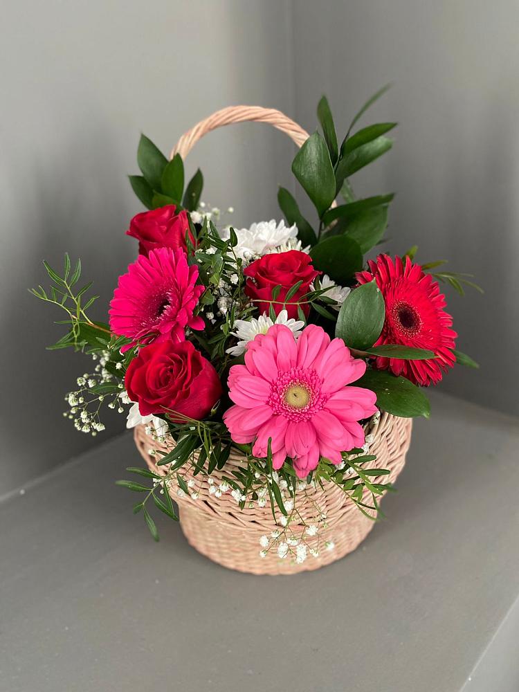 Цветочная композиция из Розы, Хризантемы и Герберы в корзине в Бограде