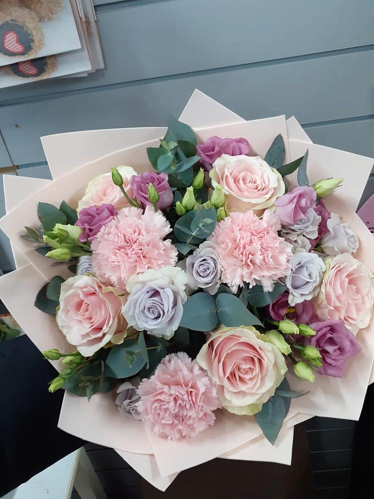 Букет цветов из: Розы, Гвоздики и Лизиантусы в Бограде