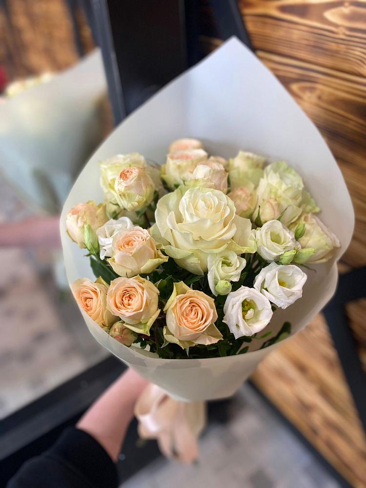 Букет цветов из: Розы и Лизиантусы в Бограде